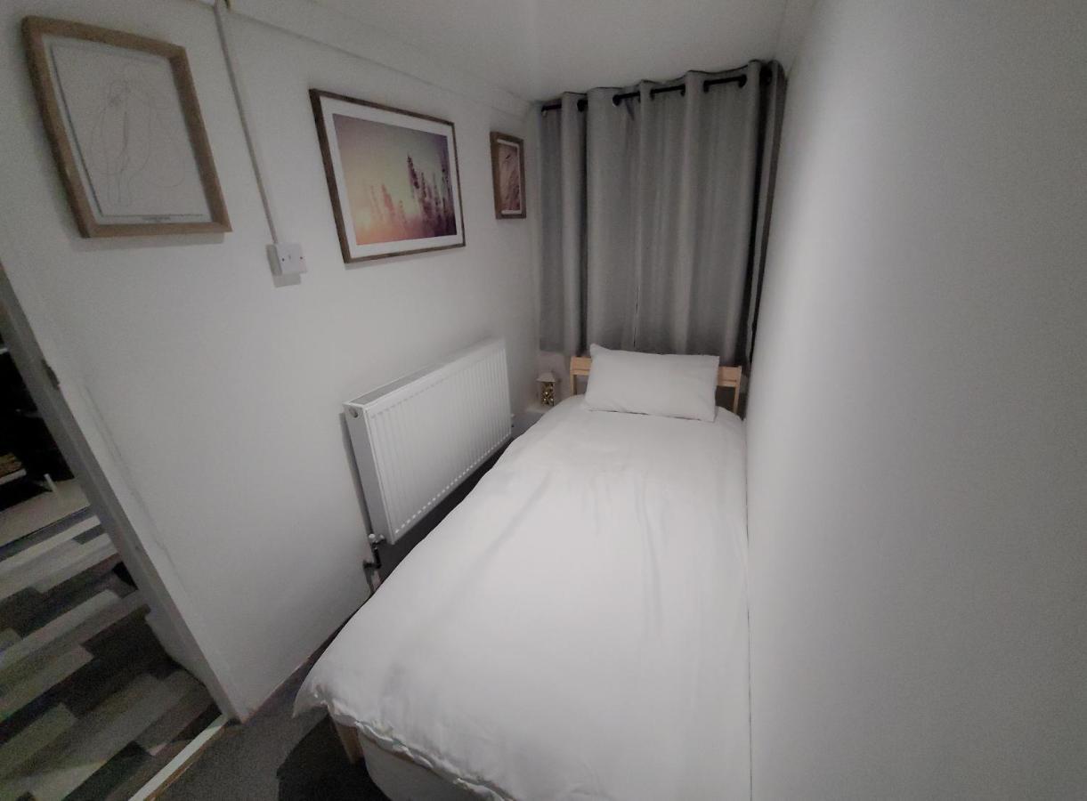 Hidden Treasure-Netflix And Wi-Fi-Basement Flat Apartment Джилингам Екстериор снимка