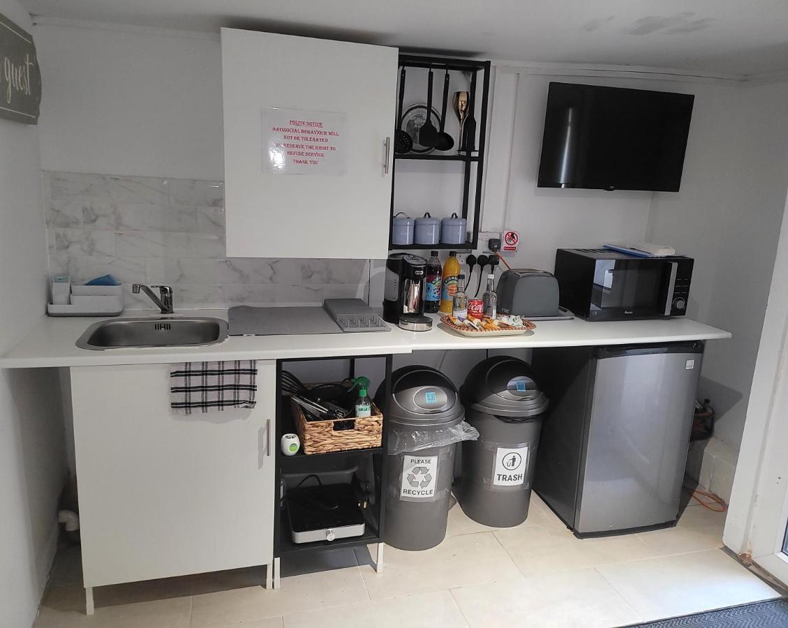 Hidden Treasure-Netflix And Wi-Fi-Basement Flat Apartment Джилингам Екстериор снимка