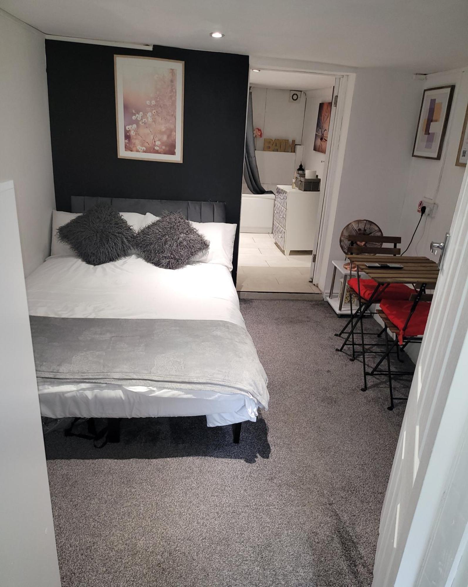 Hidden Treasure-Netflix And Wi-Fi-Basement Flat Apartment Джилингам Екстериор снимка