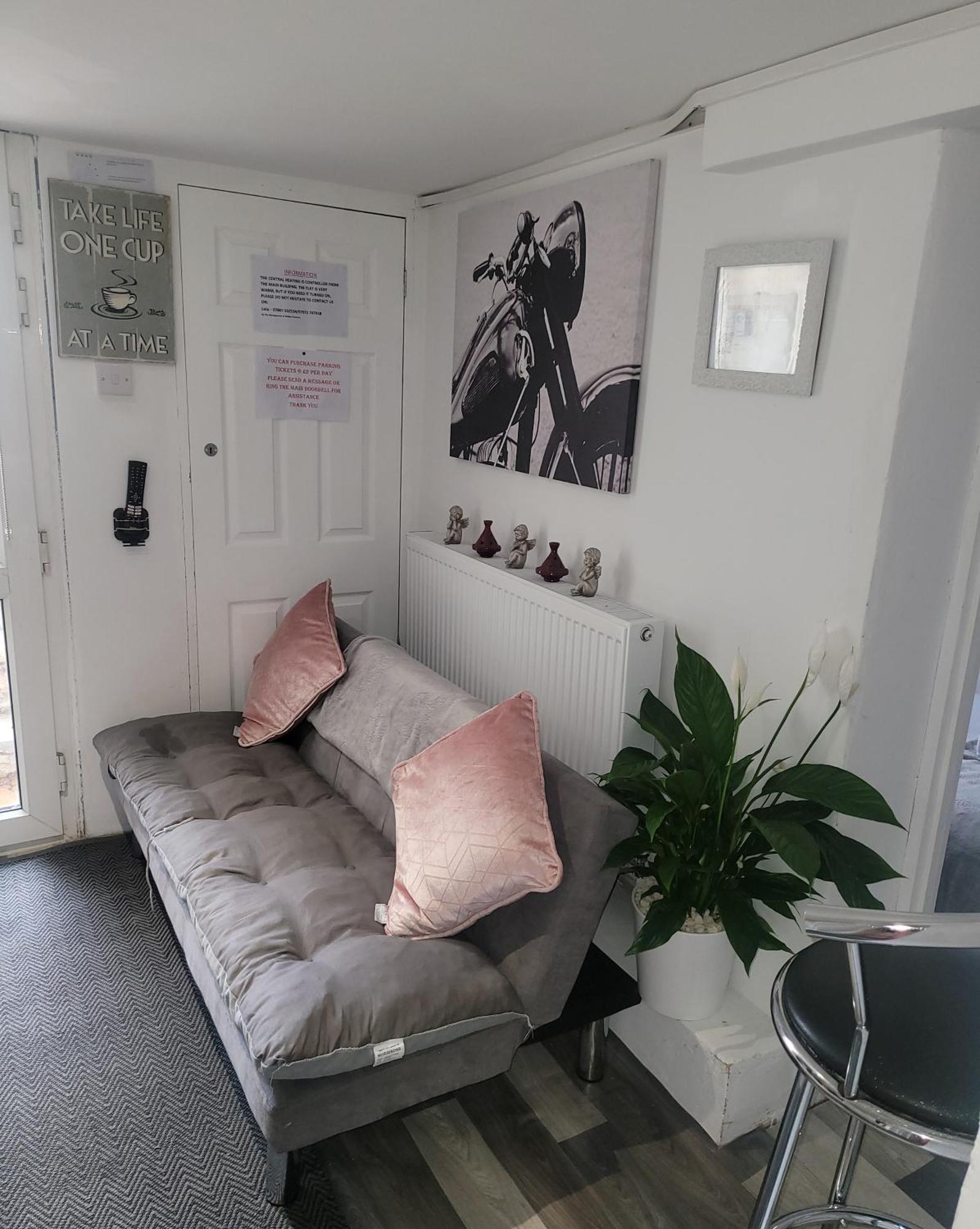 Hidden Treasure-Netflix And Wi-Fi-Basement Flat Apartment Джилингам Екстериор снимка